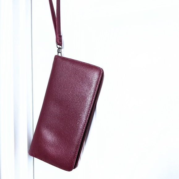 Matt & Nat Handbags - Matt & Nat Vtg Burgundy Vegan Wristlet / Large Wallet. Rare find. HP!